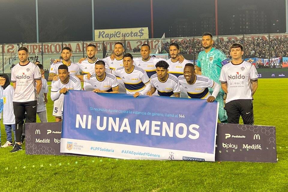 Villa y los 10 titulares restantes, posando para las cámaras con el cartel de "Ni Una Menos" (Foto: Liga Profesional de Fútbol).