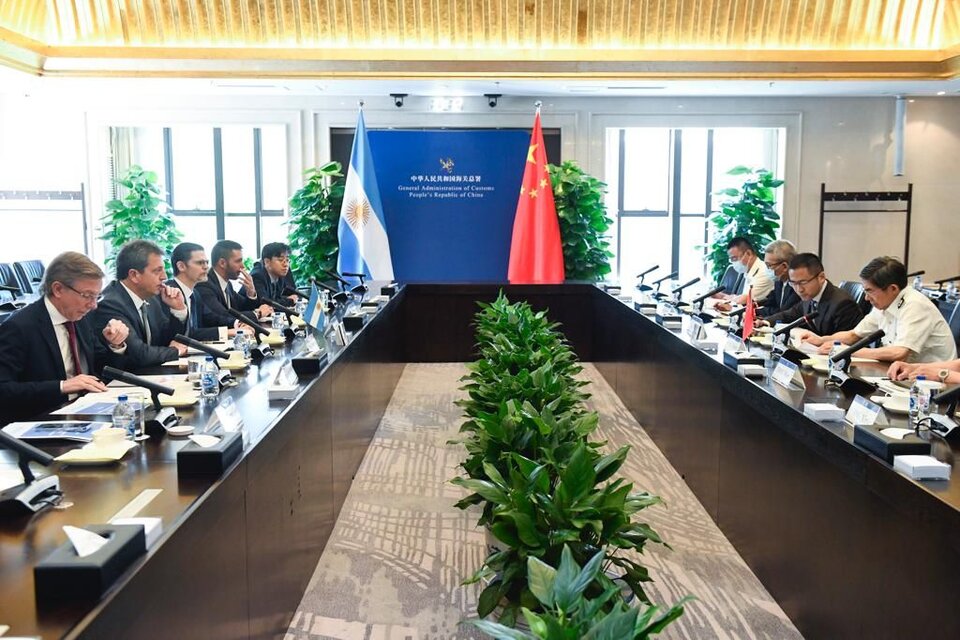 El ministro Massa encabezando la negociación con el gobierno chino.