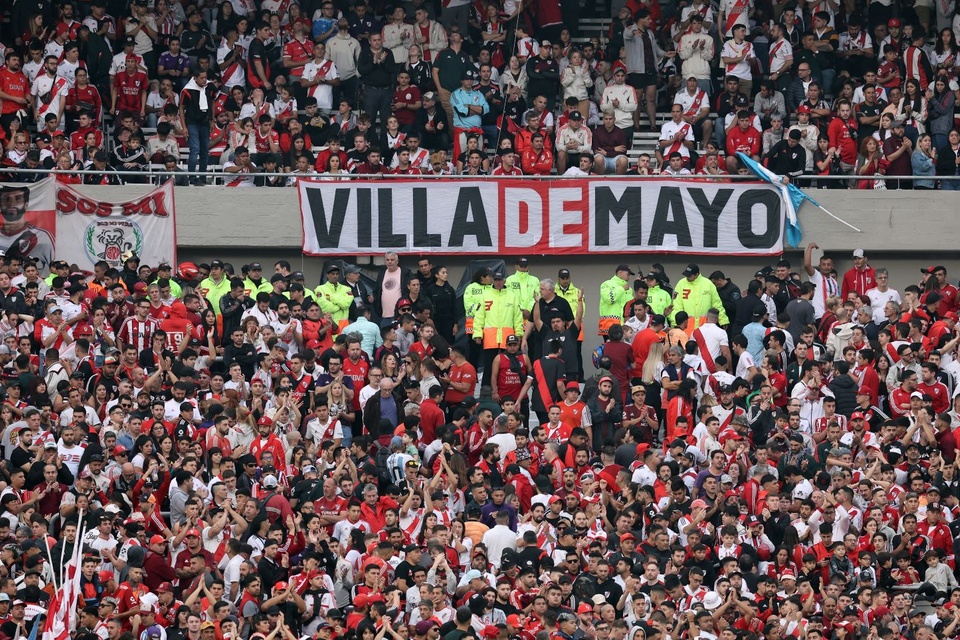 En ese sector de la tribuna Sívori se cayó el hincha y murió en el acto (Foto: AFP).