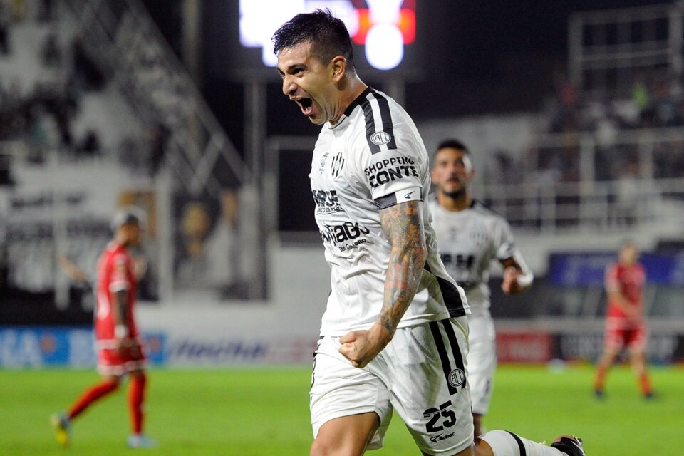 El festejo de Maciel tras el segundo gol santiagueño (Fuente: Télam)