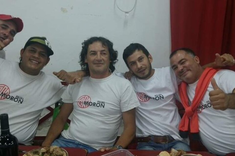 Serrano, en el centro del grupo, con integrantes de la agrupación Los Pibes del 20, con sede en la ciudad bonaerense de Morón.