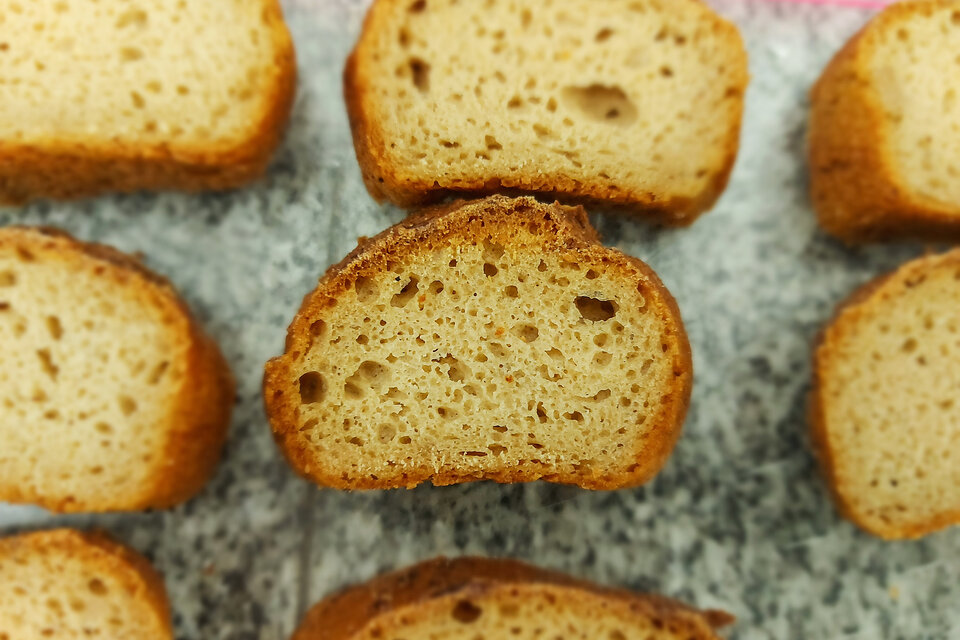 A través de un proceso llamado 'extrusión' obtienen una textura similar al pan tradicional. (Fuente: LIFTA)