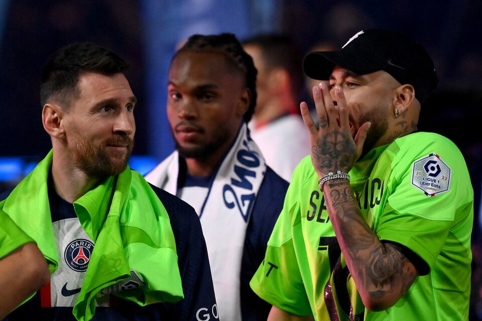 Complicidad. Neymar lanza el chiste y Messi intenta poner cara de póquer durante los festejos del sábado (Fuente: AFP)