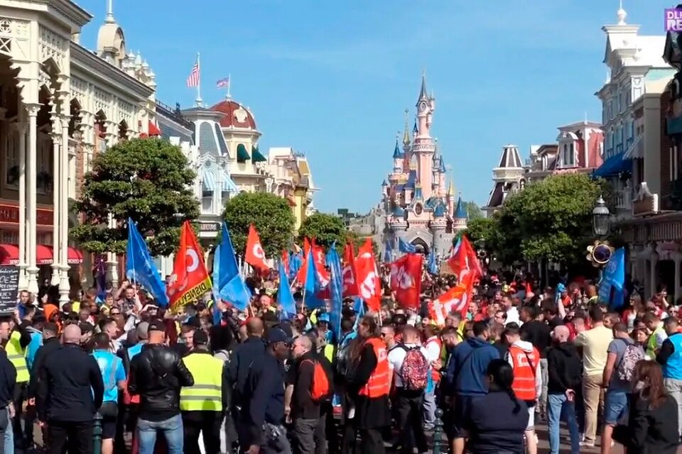 Disney París: Trabajadores Tomaron Un Icónico Castillo Para Pedir ...