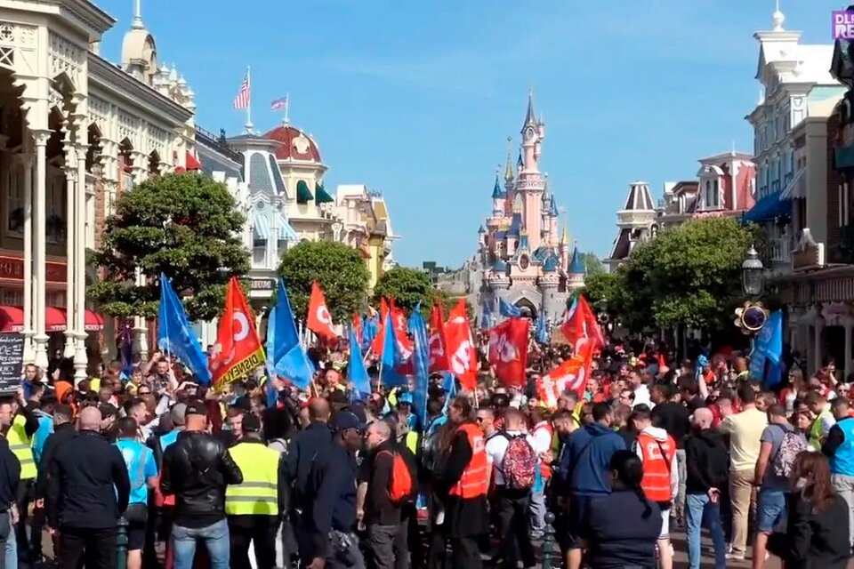 Este fin de semana empleados ingresaron al Castillo de la Bella Durmiente con sus banderas y pancartas, en reclamo de 200 euros de aumento.
