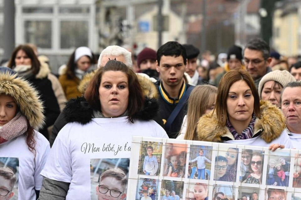 Severine (segunda a la izquierda), madre de Lucas, familiares y allegados en una concentración de homenaje al adolescente tras su suicidio. (Fuente: AFP)