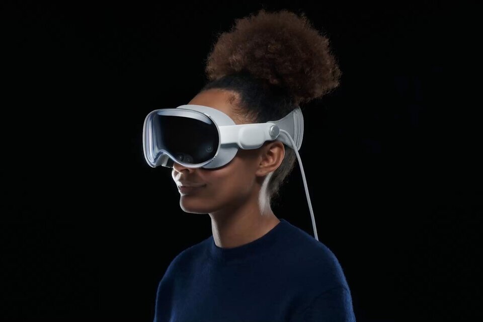 Las flamantes gafas con auriculares se convirtieron en la primera experiencia de Apple relacionada con la realidad virtual y realidad aumentada de manera inmersiva.  (Fuente: AFP)