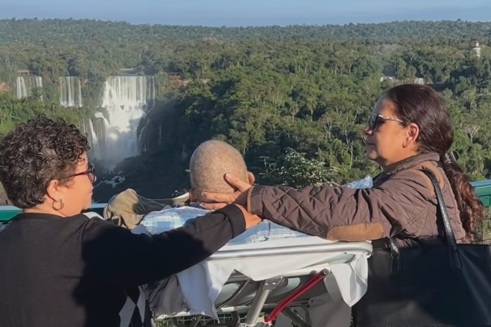 Las hermanas de Valmiro lo acompañaron, junto a sus médicos, a cumplir su sueño. (Foto: Hospital Ministro Costa Cavalcanti)