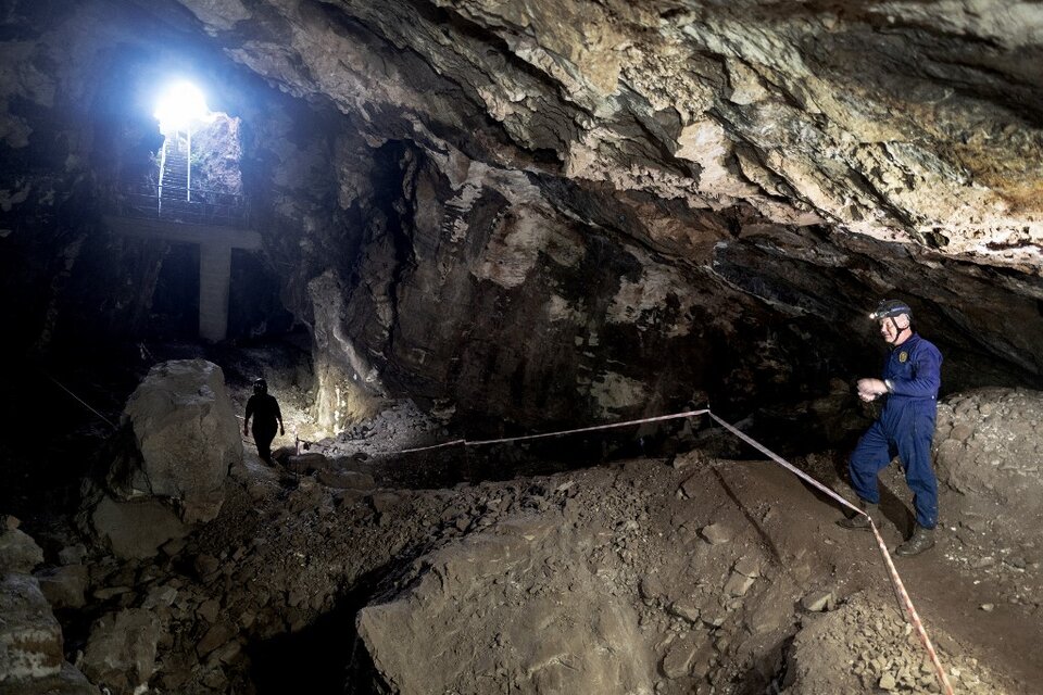 El paleoantropólogo estadounidense Lee Berger en la red de estrechas galerías subterráneas en el noroeste de Johannesburgo. (Fuente: AFP)