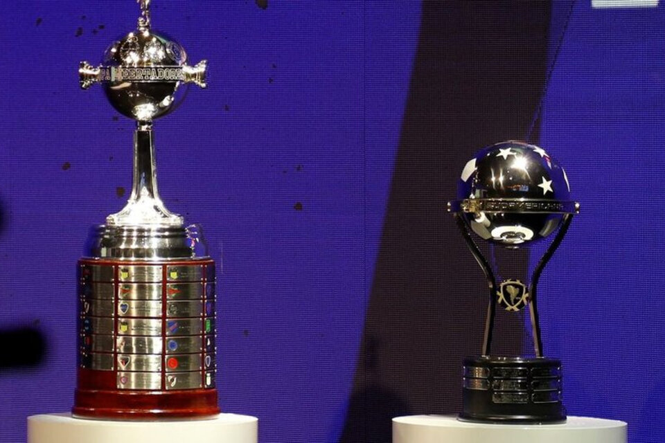 Los trofeos de la Copa Libertadores y de la Copa Sudamericana. (Fuente: Conmebol)
