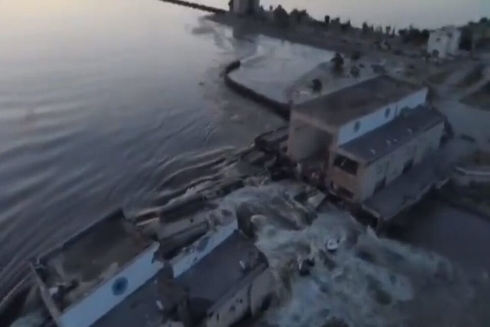 Imagen de la represa dañada publicada en la cuenta de Instagram de Zelenski. (Fuente: EFE)