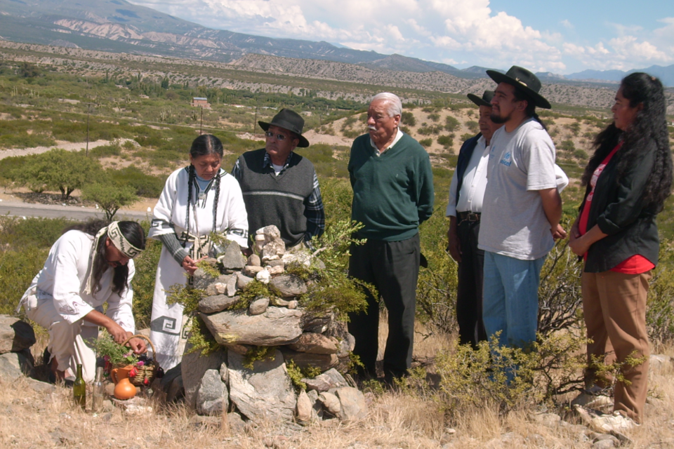 Lalo Nieva (segundo de la derecha), en ceremonia ancestral.  (Fuente: Gentileza Rodolfo Villalva)