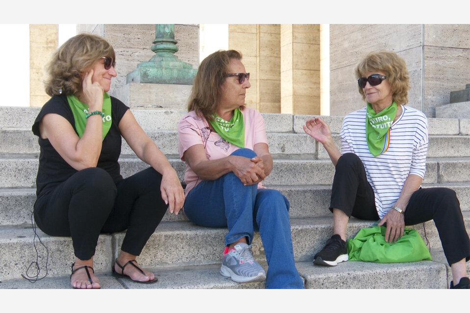 Silvia Augsburger, Viviana Della Siega y Mabel Gabarra, pioneras de la lucha por el aborto entrevistadas en el documental.