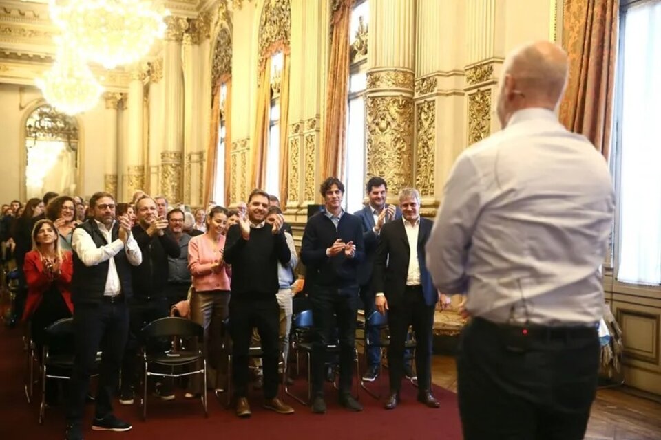 Lousteau aplaude al jefe de gobierno ante la ausencia de Jorge Macri. 