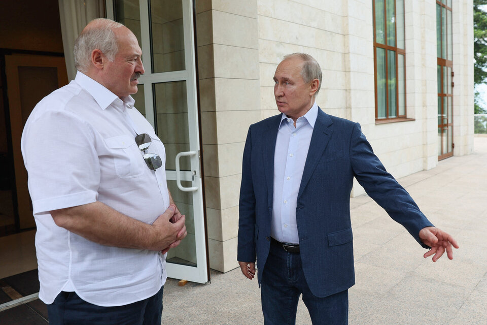 Putin y Lukashenko reunidos en Sochi, suroeste de Rusia. (Fuente: AFP)
