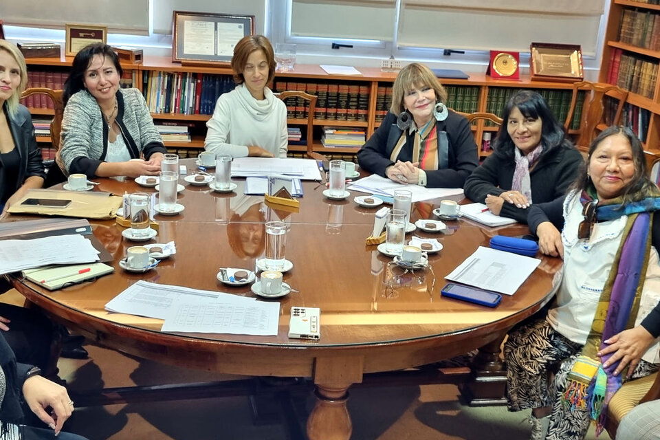 Sandra Bonari con representantes de ONGs y funcionarias