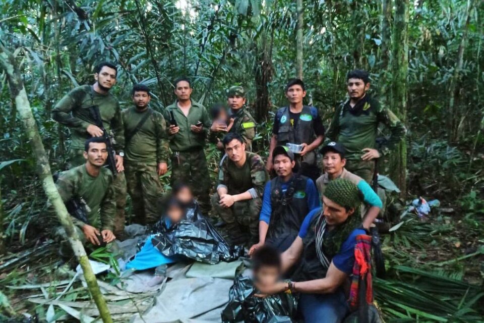 La foto más esperada: los cuatro chicos, junto a militares e indígenas que participaron de la búsqueda (Foto: AFP/Presidencia de Colombia).