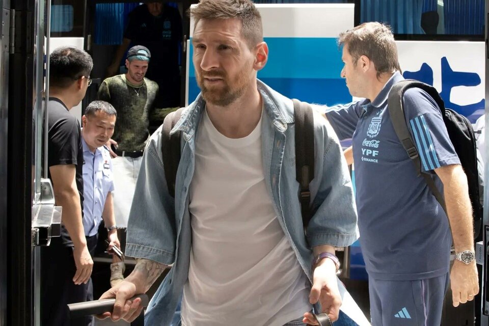 Messi llegó a Beijing donde fue recibido por el furor de cientos de fanáticos.  (Fuente: AFA)