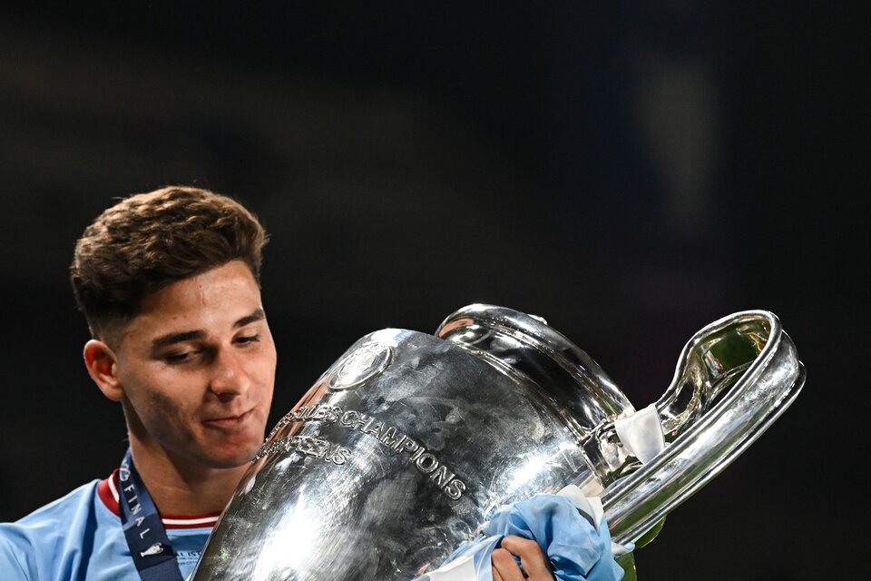 Julián Álvarez con el trofeo de la Liga de Campeones (Fuente: AFP)