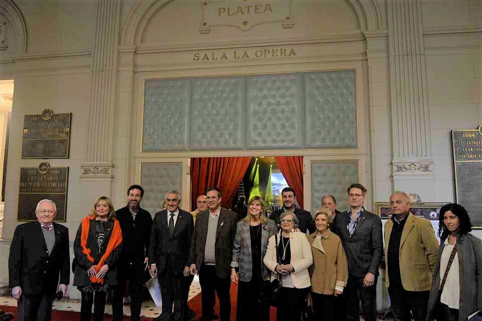 Bauer, Rodenas, Cleri y Sukerman junto a integrantes de la comisión directiva del teatro. (Fuente: Sebastián Vargas)