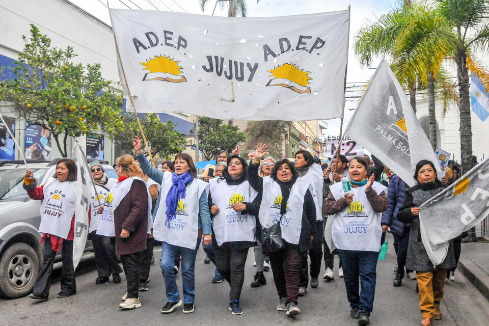 Miles de docentes, trabajadores estatales y militantes de organizaciones sociales marcharon este lunes en San Salvador de Jujuy. (Fuente: Télam)