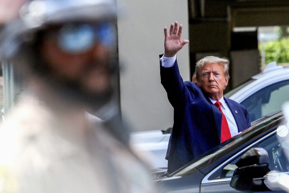 Trump saluda después de su cita judicial en Miami. (Fuente: AFP)