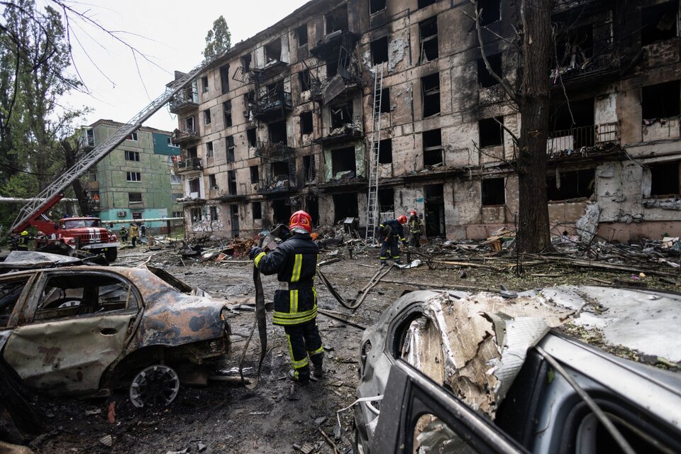 Rescatistas trabajan en Kryvyi Rih después del bombardeo. (Fuente: EFE)