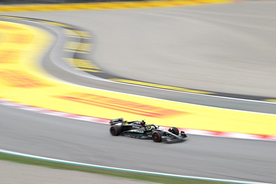 Lewis Hamilton arriba del Mercedes  (Fuente: AFP)