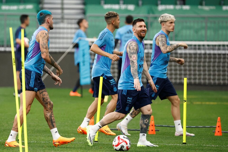 Messi sonríe durante el entrenamiento de la Selección (Fuente: NA)