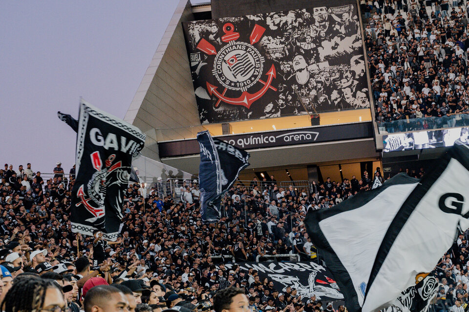 Los cantos discriminatorios de los hinchas del Corinthians contra los jugadores de San Pablo obligaron a parar el partido.