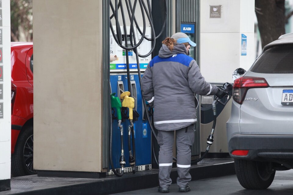 Las refinadoras se preparan para aumentar el precio de los combustibles el fin de semana (Fuente: Jorge Larrosa)