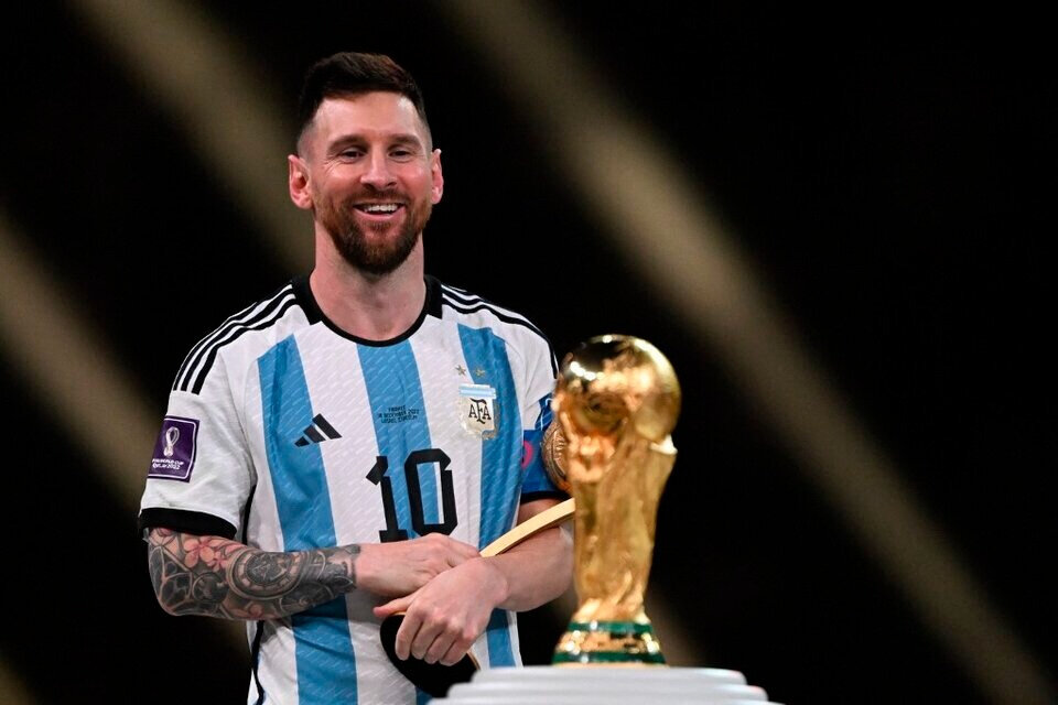 El astro argentino sonríe ante la Copa del Mundo tras haber ganado la final.