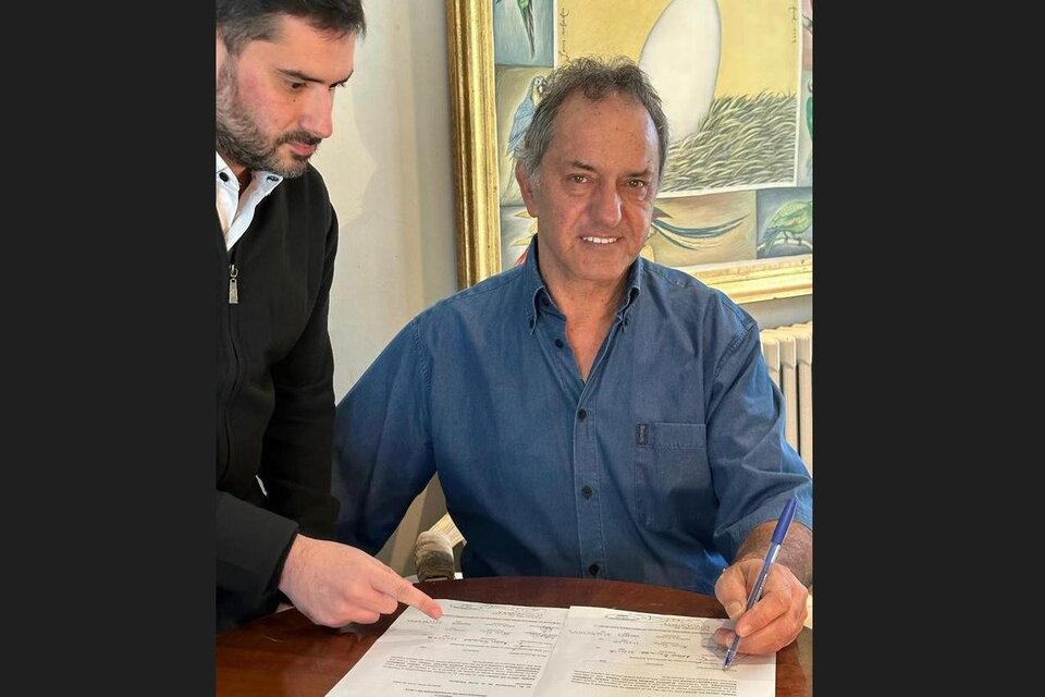 Scioli puso la firma y selló su precandidatura para presidente.