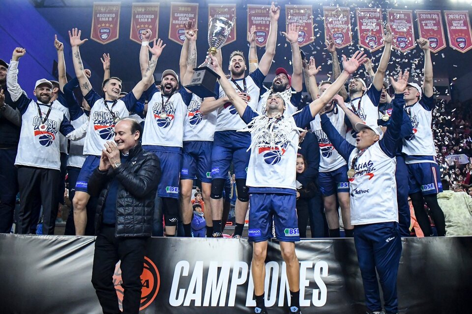 Mauro Cosolito, capitán de Quimsa, levanta el trofeo de campeón (Fuente: Twitter LNB)