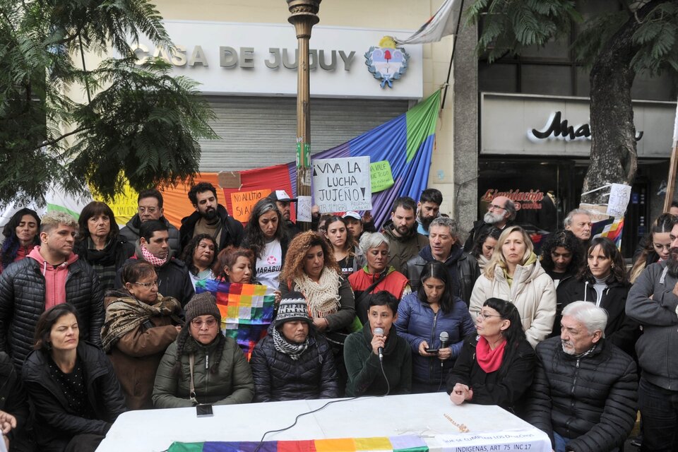 Una de las conferencias de prensa en el marco de las protesas ante la casa de Jujuy en Buenos Aires. 