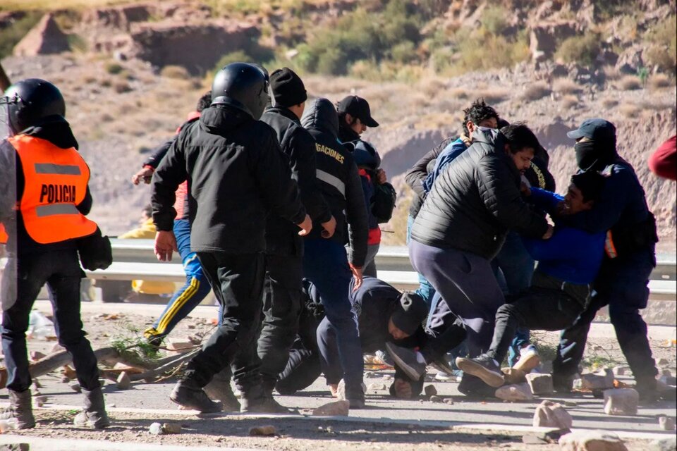 Jujuy: la policia reprime la manifestación por la reforma constitucional (Fuente: Télam)