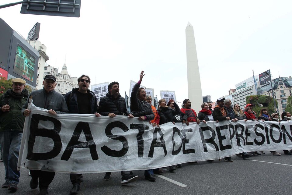 "Abajo la reforma. Arriba los salarios. Basta de represión", fue la consigna de la movilización en el centro porteño. (Fuente: Bernardino Avila)