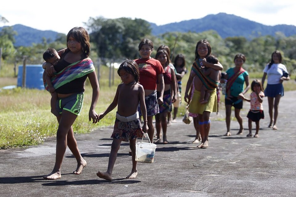 Indígenas de la etnia Yanomami llegando en busca de atención médicaa un puesto militar. (Fuente: Xinhua)