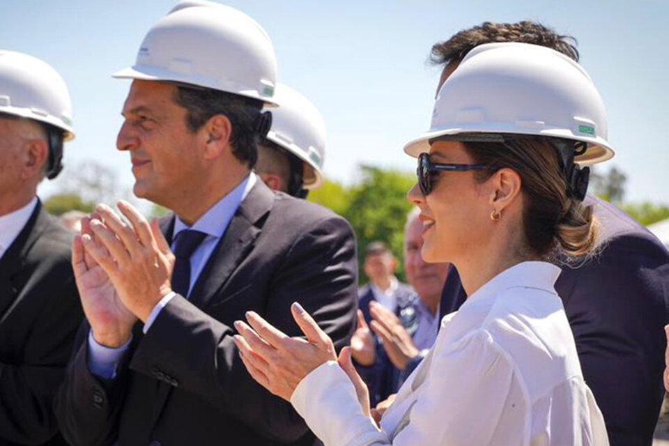 Sergio Massa, junto a la secretaria de energía, Flavia Royon, celebraron en Tratayén el inicio de la carga.
