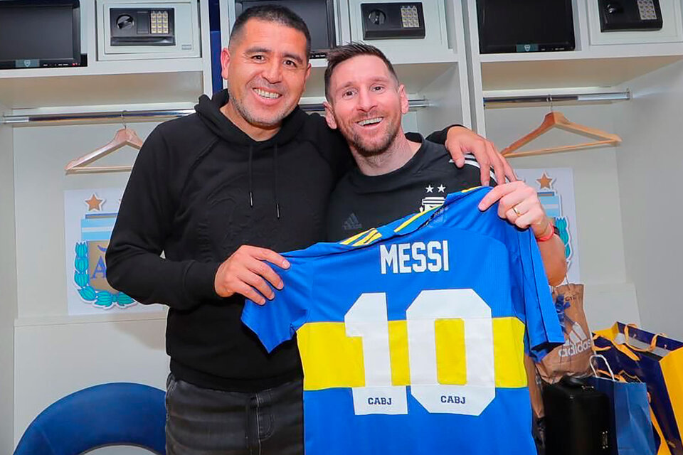 Riquelme y Messi con la camiseta de Boca en la última visita de La Pulga a La Bombonera.  (Fuente: Foto Prensa Boca)