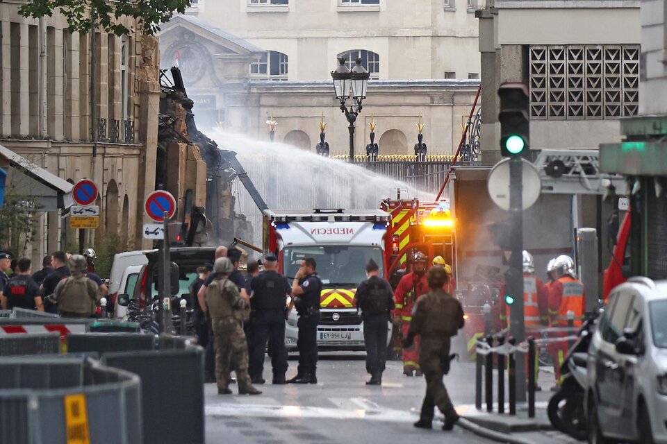 Los servicios de emergencia franceses trabajan en la escena de un incendio después de una explosión de gas en el área del distrito 5 de París, París. (Fuente: EFE)