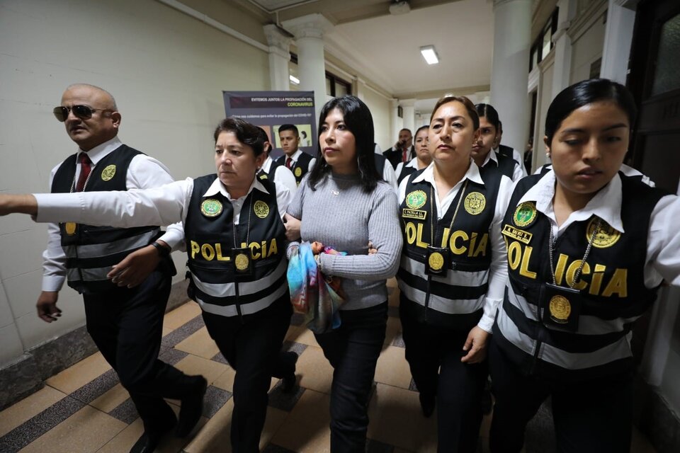  Betssy Chávez escoltada por policías tras ser arrestada en Tacna. (Fuente: EFE)