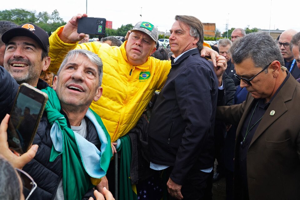 Bolsonaro saluda a simpatizantesen una feria en Porto Alegre (Fuente: AFP)