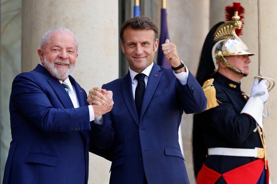 Lula y Macron se saludan en el Palacio del Elíseo. (Fuente: AFP)