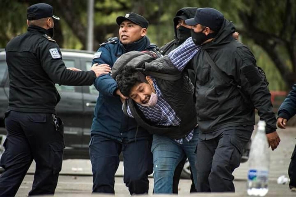 Néstor Mendoza en el momento de la detención.  (Fuente: Romina Amaya)