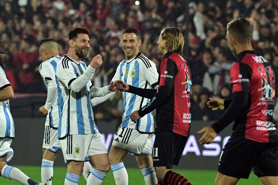Messi y Maxi bromean con "Pomelo" Mateo. En Rosario sobró alegría (Fuente: Télam)