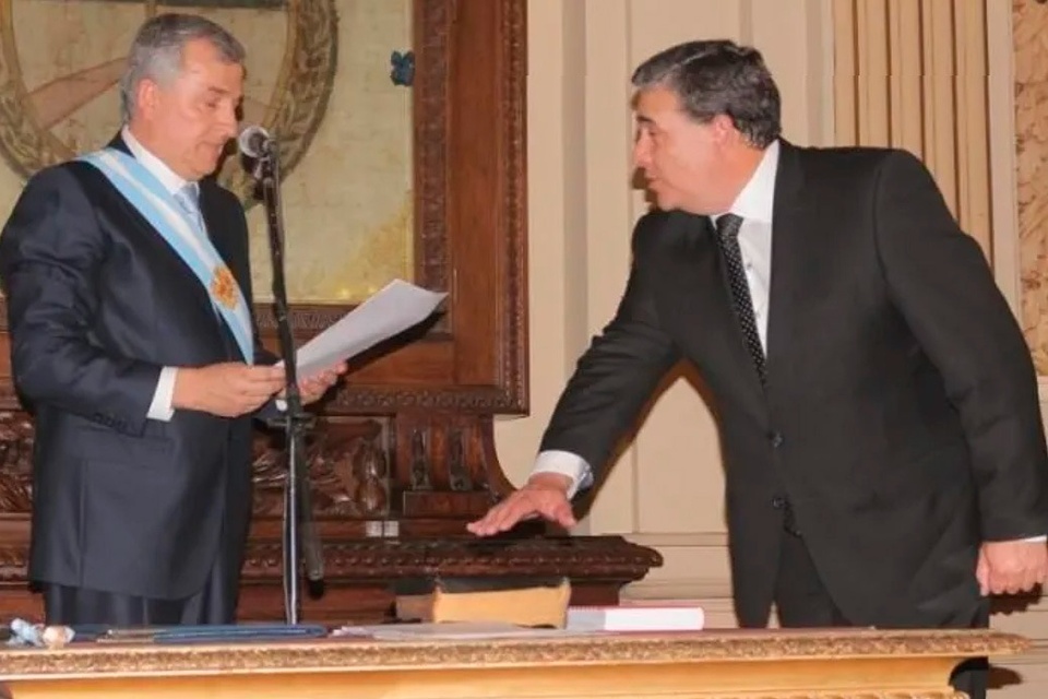 Gerardo Morales, tomándole juramento a su hermano Freddy Morales. 