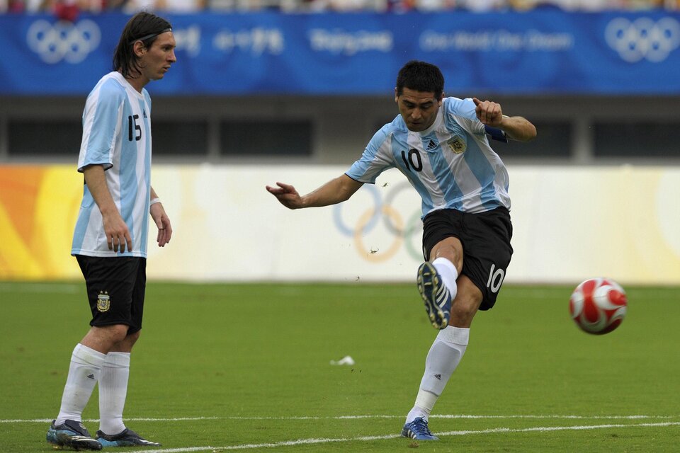 Messi y Riquelme en Pekín 2008. Los tiros libres y la 10 eran de Román (Fuente: NA)