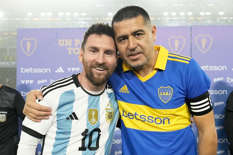 Messi y Riquelme se abrazaron en varias oportunidades en la cancha (Fuente: Prensa Boca)
