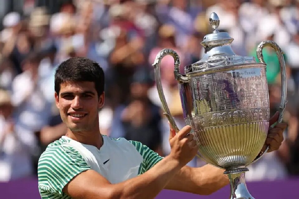 Alcaraz celebró el título de Queen's y el regreso a la cima del ranking (Fuente: AFP)